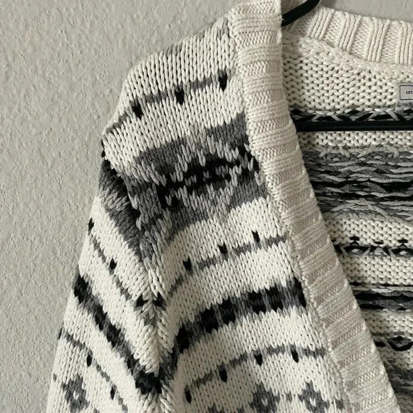 Bass Cardigan - Picture 2 of 7